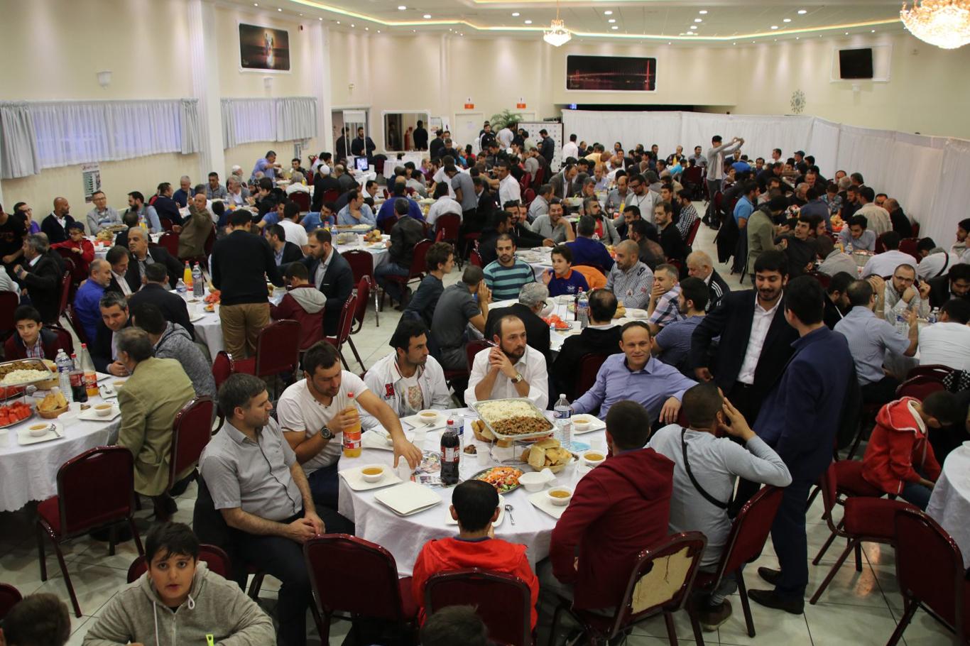 Paris’te büyük iftar buluşması gerçekleşti Paris’te büyük iftar buluşması gerçekleşti